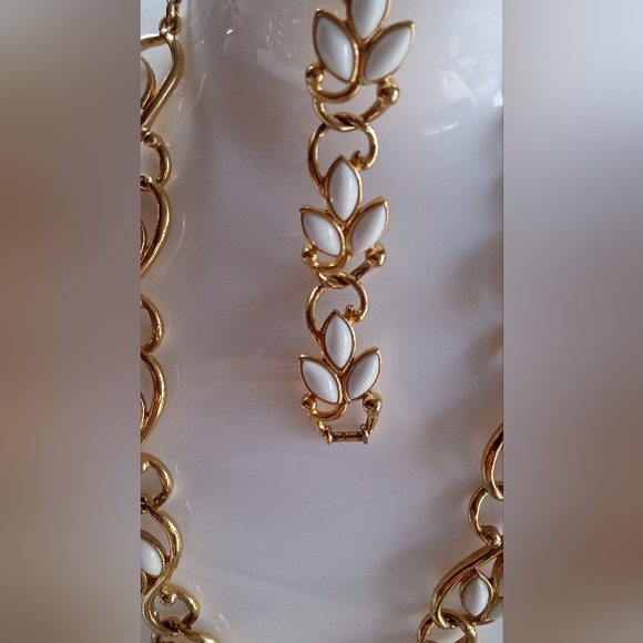 Trifari TM Vintage 80's Milk Glass Full Parue Necklace, Bracelet, Post Earrings - Picture 4 of 11